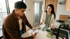 緑っぽい便：食事の影響か、それとも…原因と受診の目安を整理