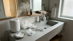 朝の“白い目やに”が気になる：色・量でわかるサインと受診の目安